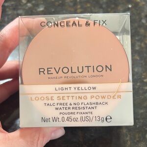 Revolution Loose Setting Powder — Light Yellow